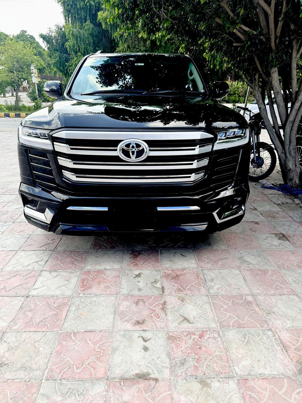 Rent Toyota V8 land cruiser in Lahore