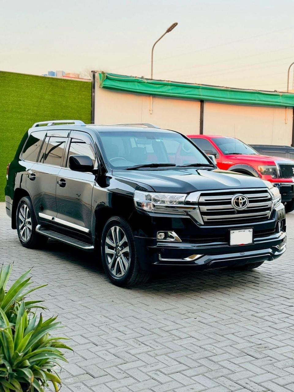 Rent Toyota V8 land cruiser in Lahore