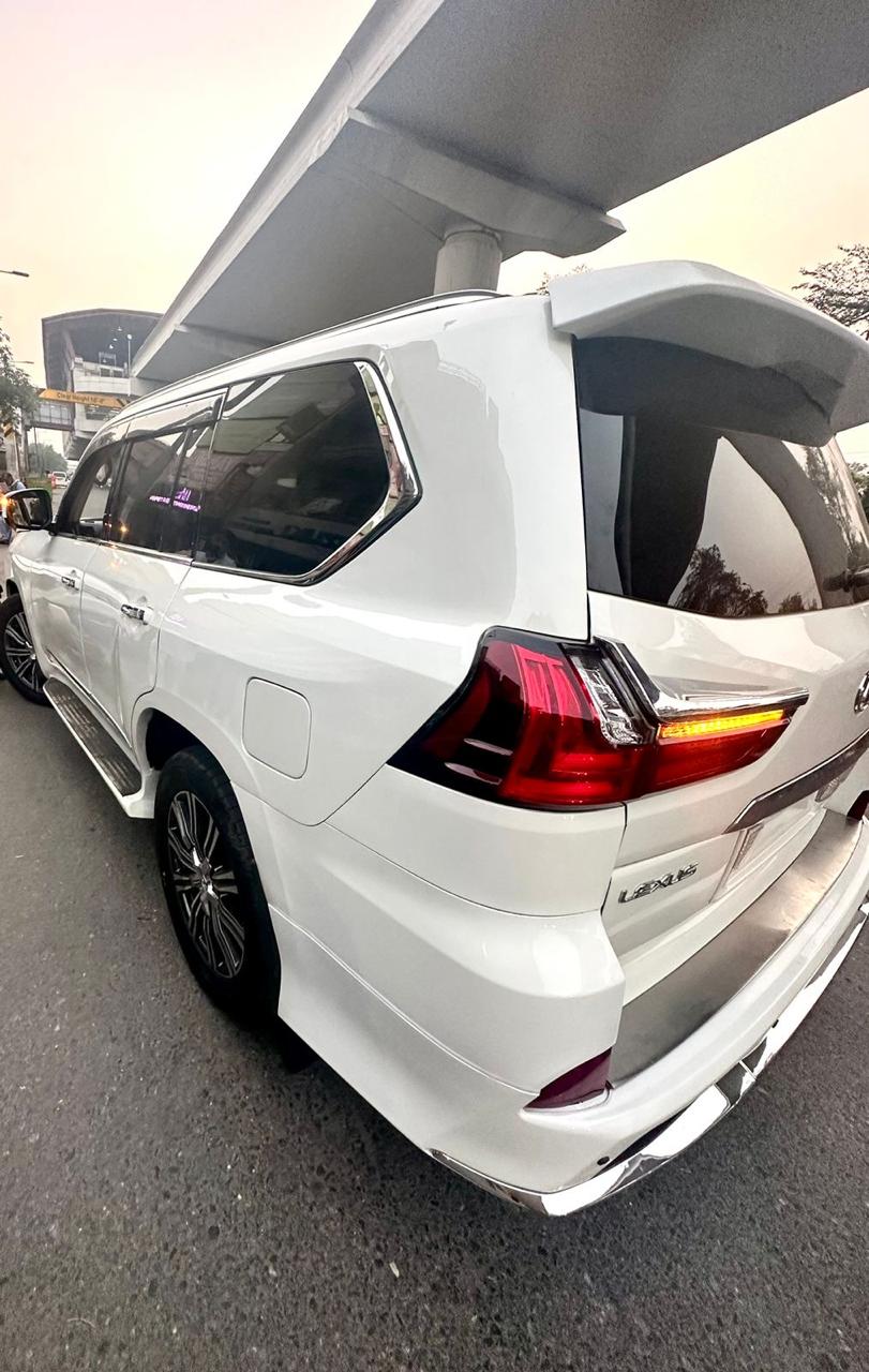 Rent Toyota V8 land cruiser in Lahore