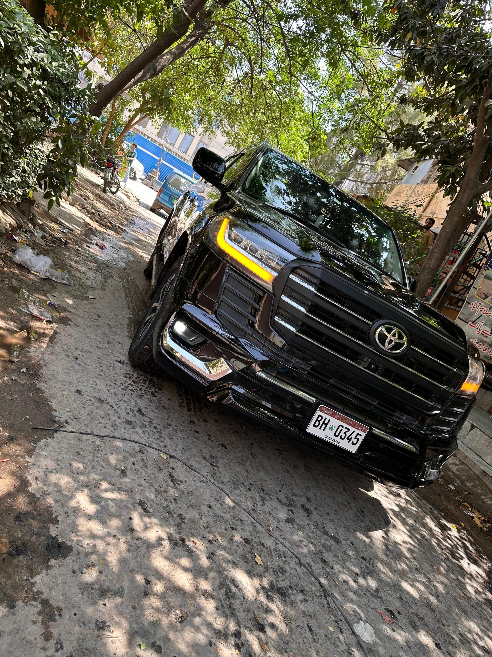 Rent Toyota V8 land cruiser in Lahore