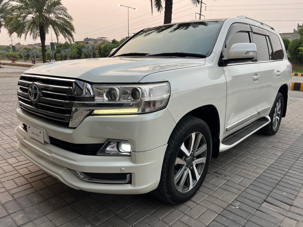 Rent Toyota V8 land cruiser in Lahore