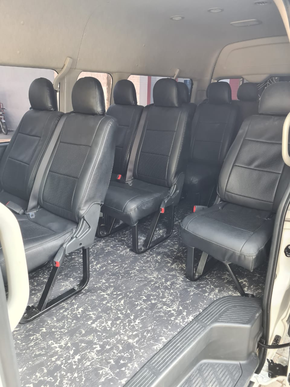 Toyota Hiace Grand caban 13 or 15 setes . Chill a.c.